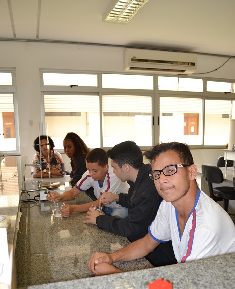 De forma descontraída, João disse que se divertiu e também se assustou com as experiências no laboratório de Física